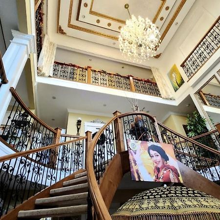 Empress Palace Hotel Surrey Exterior photo